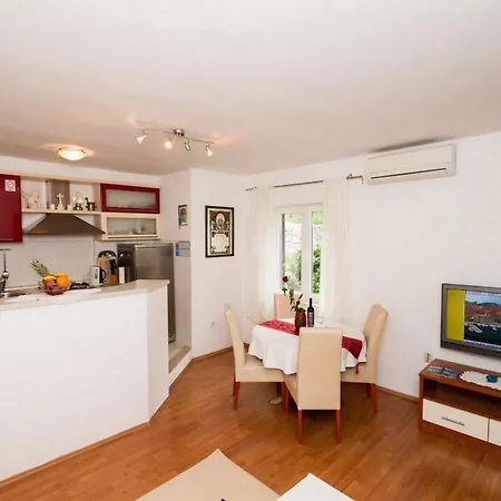 Marieta - Two-bedroom With Balcony And Sea View Daire